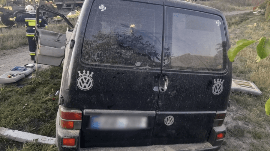 Accident pe calea ferată. Un microbuz a fost lovit de un tren marfar, la Fălești