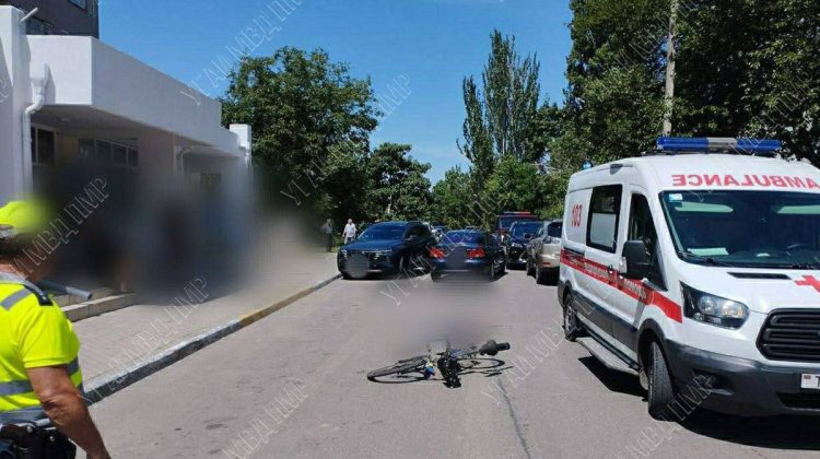 FOTO Un biciclist – tamponat de un Lexus. Bărbatul a murit în drum spre spital
