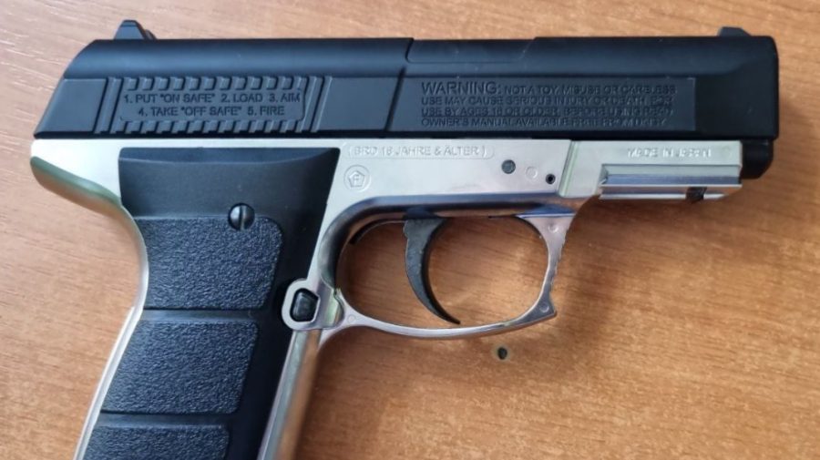 FOTO Colet periculos, de peste ocean! Un moldovean a primit un pistol într-o trimitere poștală