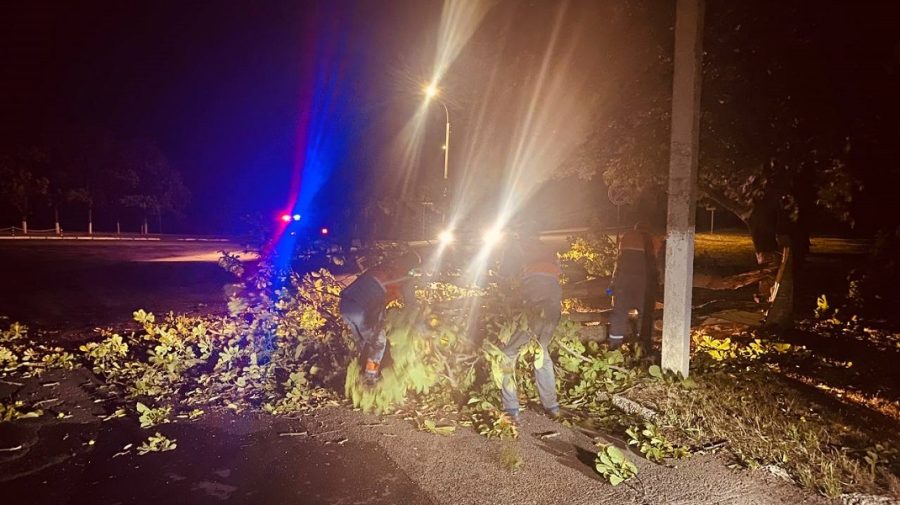 ”Vă rugăm să rămâneți în case!” Poliția anunță că mai multe localități au rămas fără lumină, iar traseele sunt blocate
