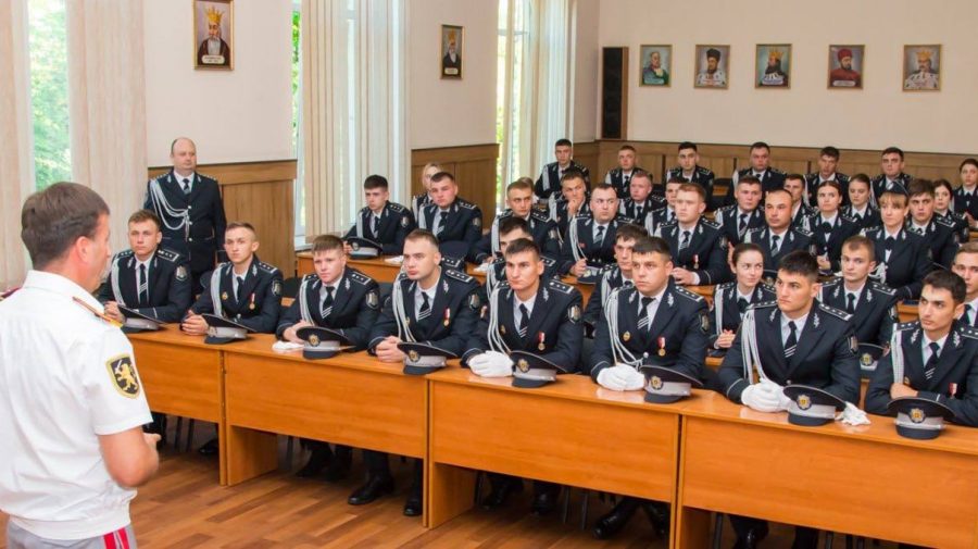 FOTO Plus 55 de absolvenți ai Academiei „Ștefan cel Mare” a MAI în echipa Poliției Naționale: „Bun venit, colegi”
