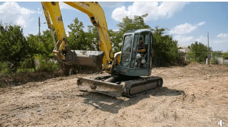 VIDEO Un proiectil din cel de al doilea război mondial, descoperit de tractoriștii din Căușeni. Ce a urmat