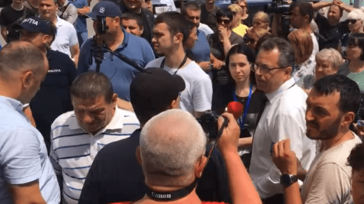 VIDEO LIVE Îmbrânceli la sediul adunării Populare din Comrat! Patentarii cer discuții cu autoritățile