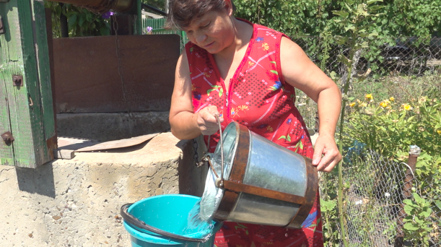 VIDEO Seceta lasă mai multe gospodării din satul Țambula fără apă potabilă