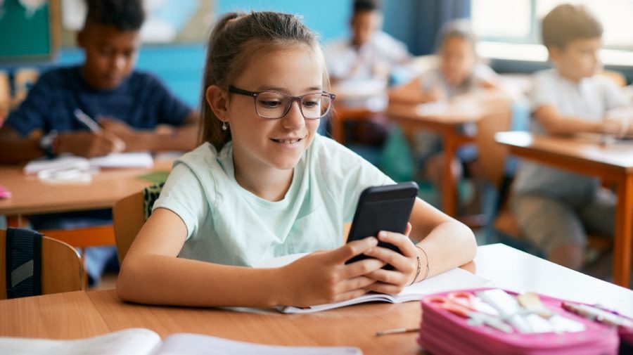 Elevii din Olanda nu vor mai avea voie să intre cu telefoane în clasă