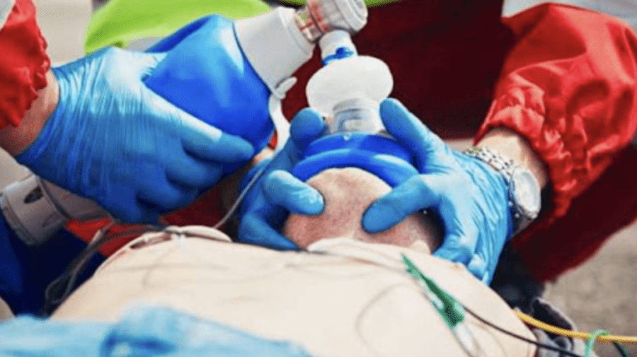 La un pas de tragedie! Medicii au salvat viața unui bărbat cu stop cardio-respirator