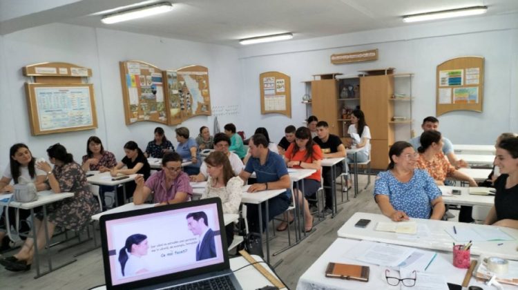 Au început cursurile de studiere a limbii române!  Mii de doritori s-au înscris la programul național