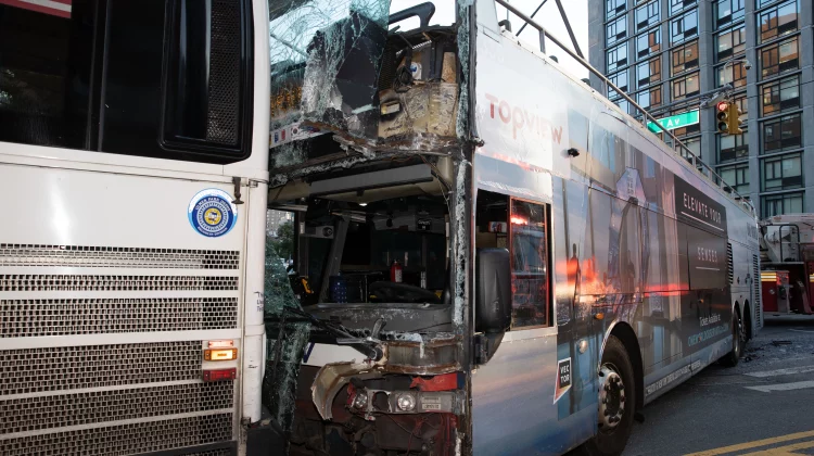 VIDEO Peste 80 de persoane au fost rănite în urma coliziunii a două autobuze în New York