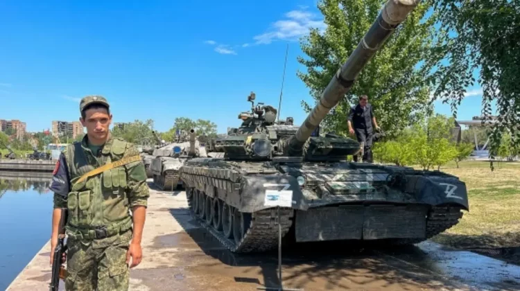 Rușii vor să facă expoziții de tancuri distruse în război la ambasadele țărilor care aprovizionează Ucraina