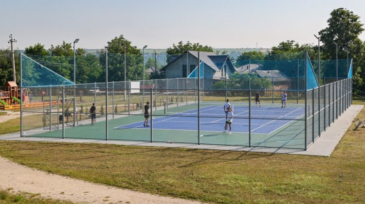 VIDEO Condiții mai bune pentru tinerii din Corlăteni! În sat a fost construit un teren modern de tenis