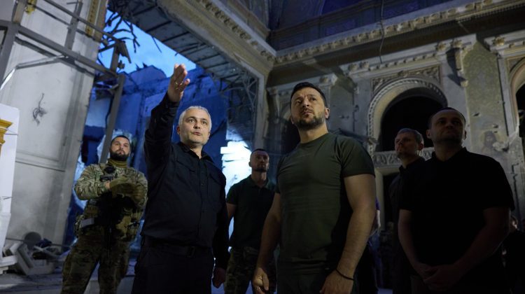 VIDEO Zelenski a fost în apropierea liniei de front din sudul ţării şi a vizitat catedrala din Odesa, grav avariată