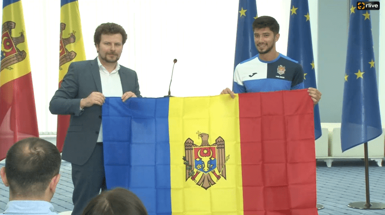VIDEO Lotul naţional a primit Drapelul de stat cu care va pleca la Jocurile Mondiale Universitare