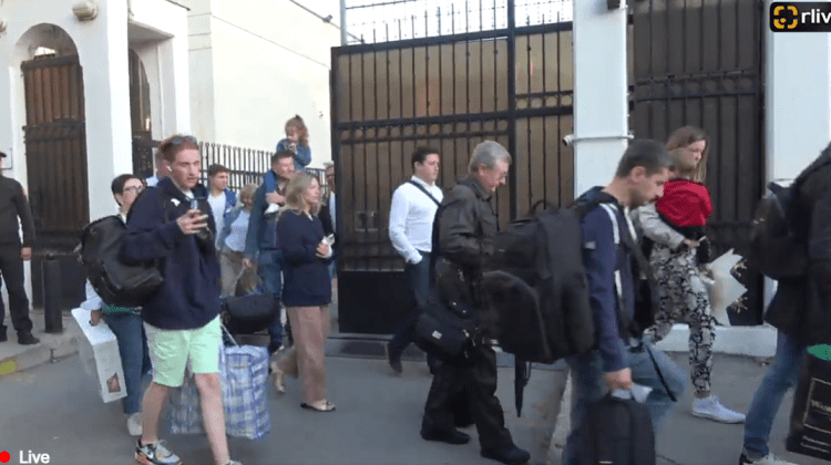 VIDEO Zeci de angajați ai Ambasadei Ruse, trimiși acasă: Momentul în care părăsesc sediul diplomatic de la Chișinău
