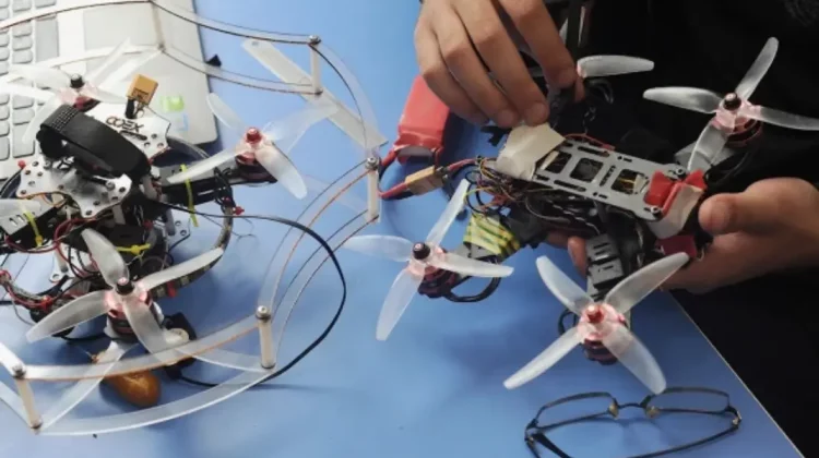 Elevii de liceu din Rusia vor începe să învețe elementele de bază ale utilizării dronelor în luptă