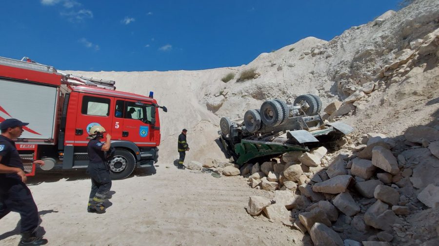 FOTO TRAGEDIE la Făurești, Chișinău. Un bărbat a murit după ce camionul în care se afla a căzut de la înălțime