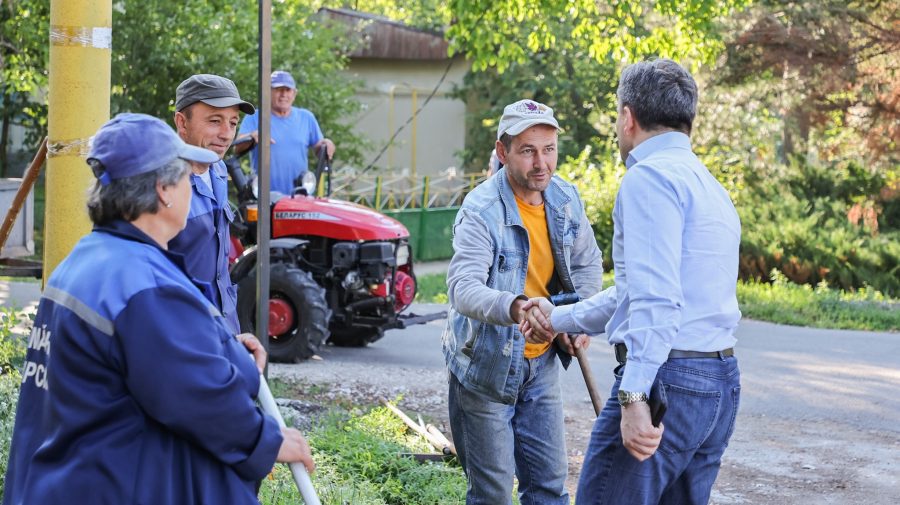 FOTO A inspectat cum se strâng crengi și se pun acoperișuri. Recean, la Cupcini, oraș lovit de furtună acum o săptămână