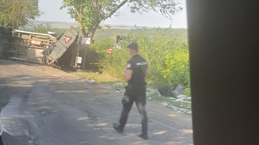 FOTO, VIDEO Șase persoane ajunse la spital, după ce șoferul unui microbuz care ar fi de cursă a ieșit la depășire