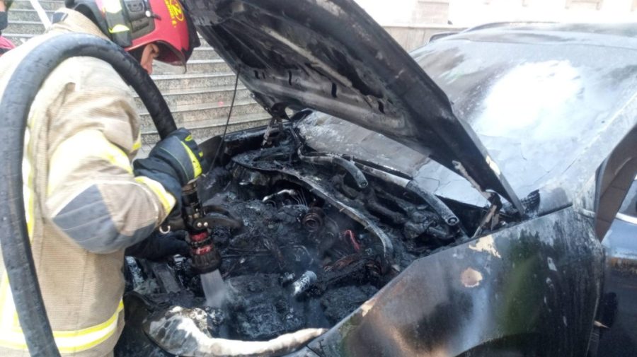 FOTO O mașină a luat foc seara în centrul capitalei în timp ce era condusă