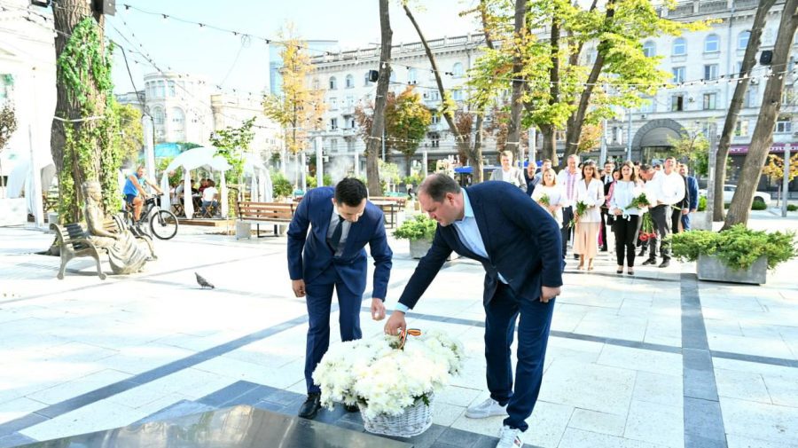 FOTO, VIDEO De Ziua Limbii Române, echipa Primăriei municipiului Chișinău a adus un omagiu poeților și scriitorilor