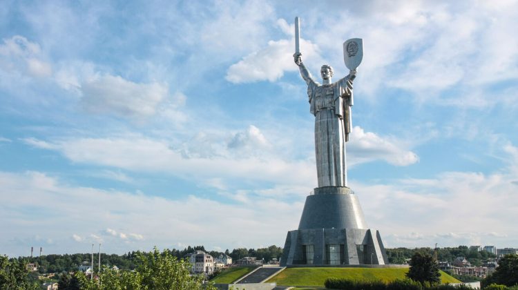 Ucraina înlătură simbolurile sovietice de pe monumentul Patriei Mamă din Kiev