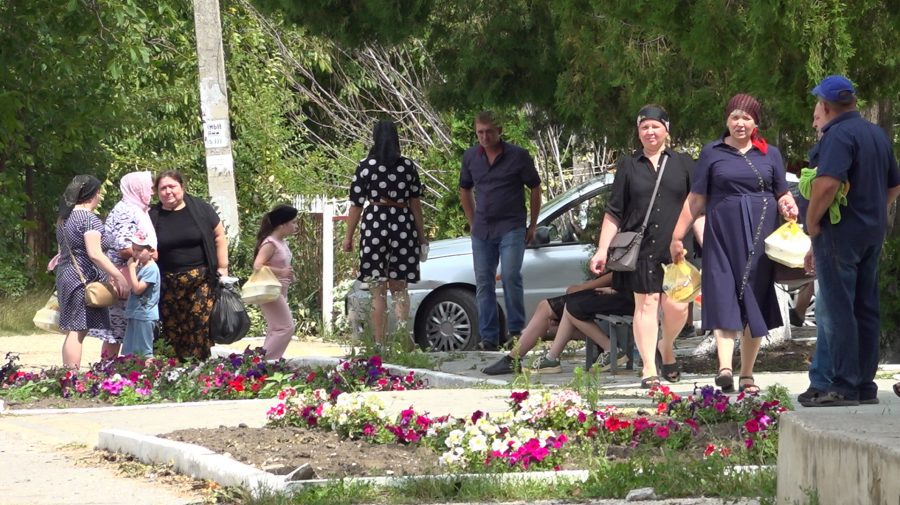 VIDEO Copilul din Edineț, care a ars de viu printre paie, petrecut pe ultimul drum. Ce spun sătenii despre familie?