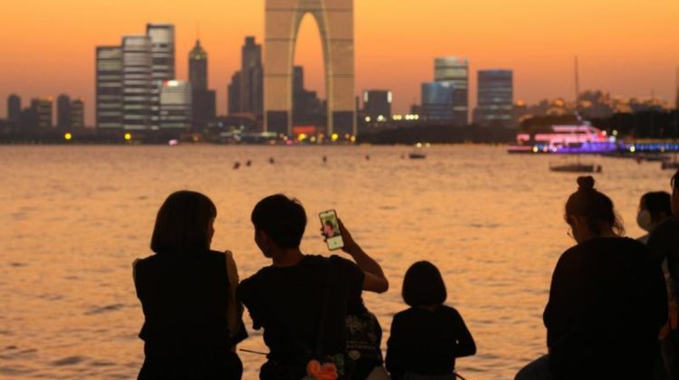 China vrea deja să interzică copiilor până la 18 ani să își folosească telefoanele mai mult de două ore pe zi