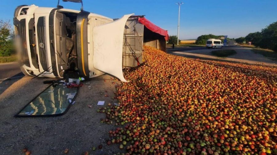FOTO Tone de mere, împrăștiate pe un drum din Soroca după ce un camion a ajuns în șanț. Ce s-a întâmplat cu șoferul?