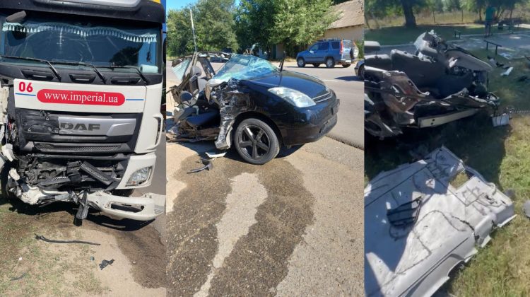 FOTO, VIDEO Șoferul ar fi beat. Mașină, ruptă în două și transformată în morman de fiare după ce s-a izbit de un camion