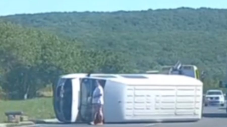 VIDEO Un microbuz s-a inversat la Peresecina. Șoferița – cu permis pentru altă categorie