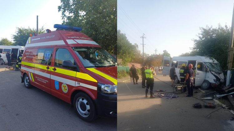 FOTO Accident grav în raionul Cahul: Microbuz plin cu pasageri s-a izbit violent de un pilon electric