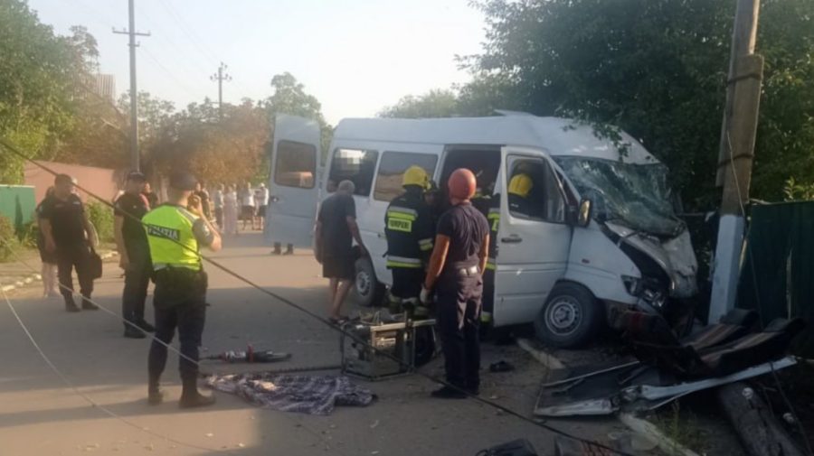 O femeie a decedat la spital după accidentul de la Cahul. De ce s-a izbit microbuzul de un pilon electric