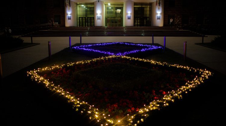 FOTO Scuarul Parlamentului a fost iluminat în culorile drapelului Ucrainei