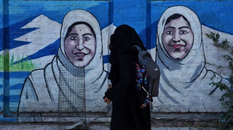 Franța a interzis abaya în școli: „Când intri într-o clasă, nu ar trebui să poţi identifica religia elevilor”
