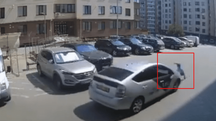 VIDEO Rămâi perplex! Un minor a fost tamponat de un taxi, în curtea blocului