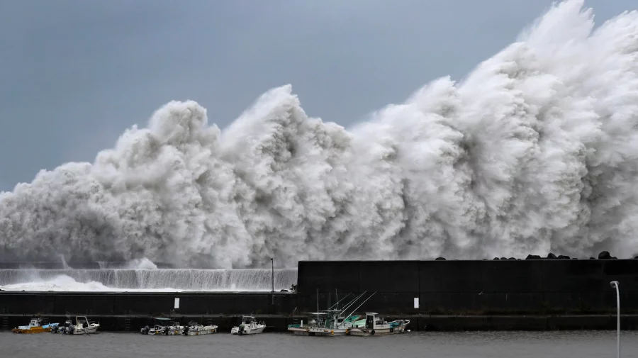 Natura se dezlănţuie! Aproape 800 de zboruri au fost anulate, după ce un taifun a ajuns în vestul Japoniei