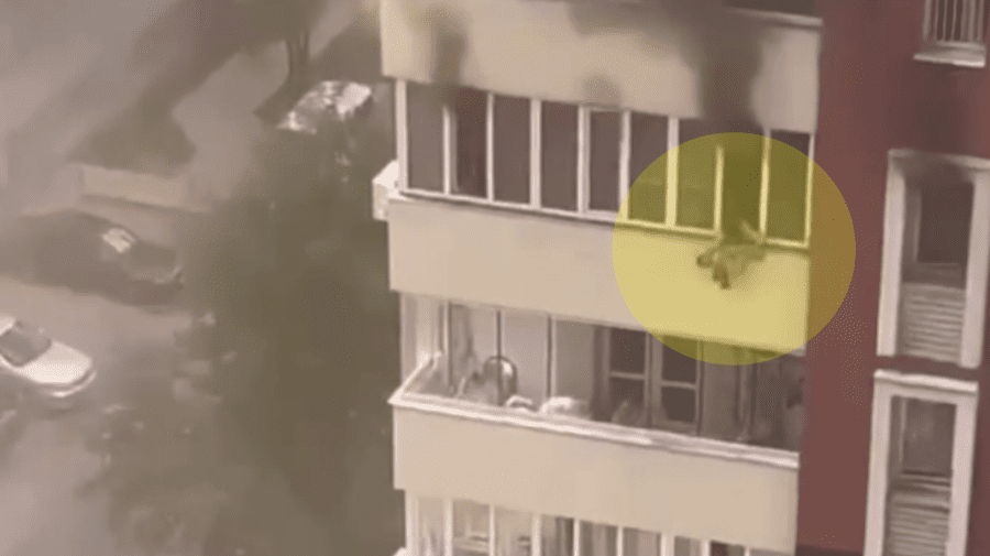 Imagini înfiorătoare într-un bloc din Almatî: Copiii sunt aruncați de părinți pe geam pentru a fi salvați de incendiu