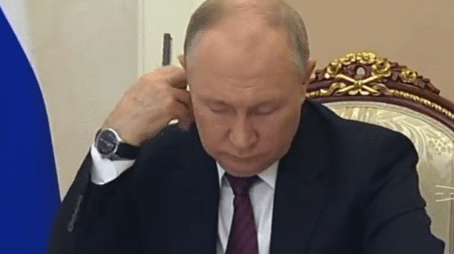 Putin a uitat pe ce mână poartă ceasul! Momentul VIDEO care răscolește zvonurile despre dictatorul rus