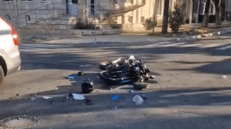 VIDEO Accident grav între o motocicletă și un Volvo, în această seară, în centrul capitalei