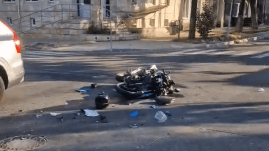VIDEO Accident grav între o motocicletă și un Volvo, în această seară, în centrul capitalei