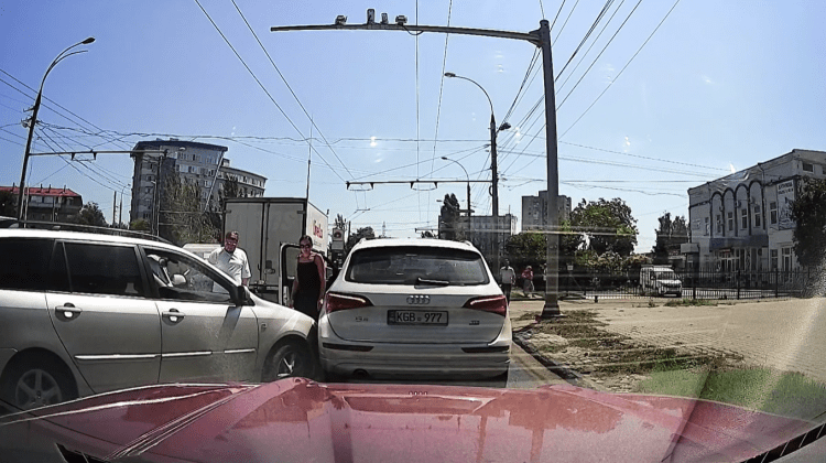 VIDEO Trei dintr-o lovitură! Accident în lanț la o intersecție din capitală