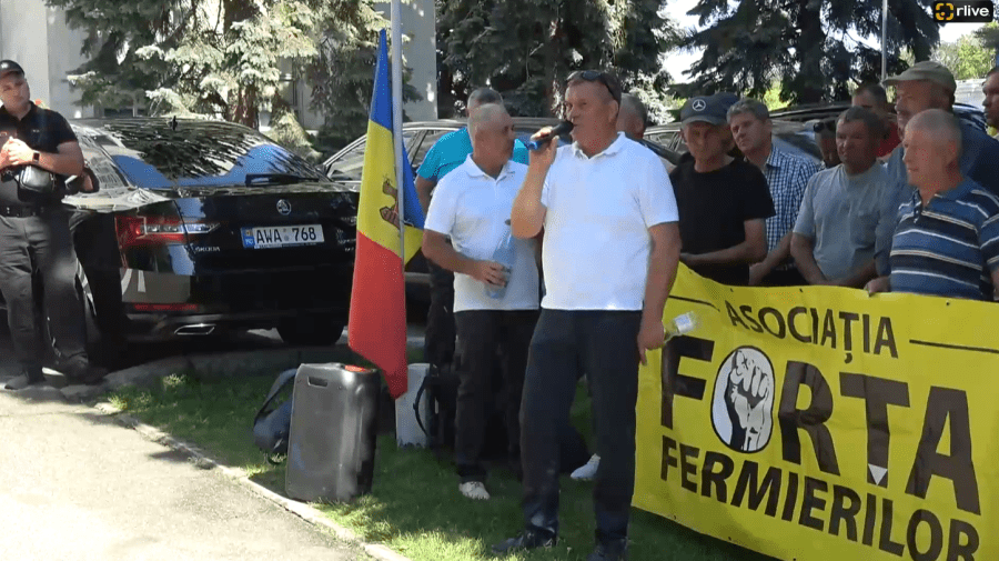 VIDEO Fermierii moldoveni, la pragul Guvernului. Amenință să vină cu „dinozaurii” agricoli sub geamul lui Recean
