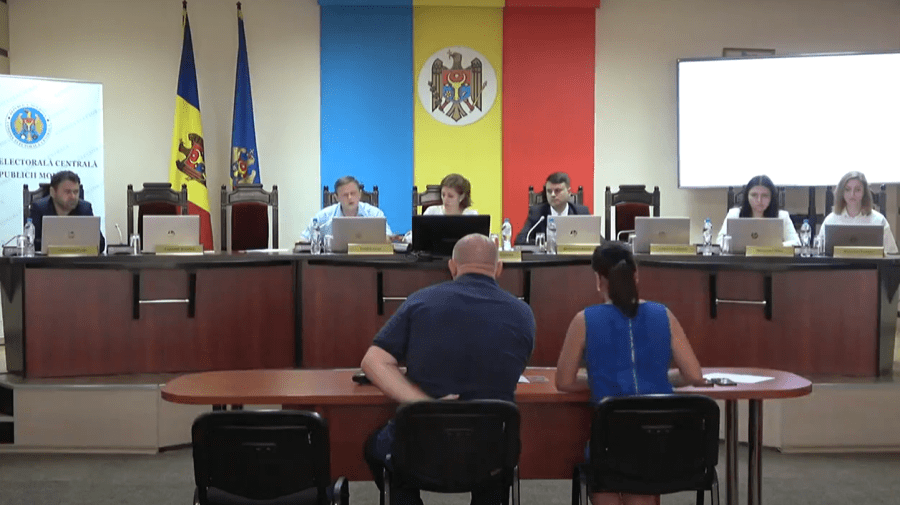 VIDEO Membrii Partidului „Renaștere”, obligați de CEC să nu-și mai împartă pliantele prin țară