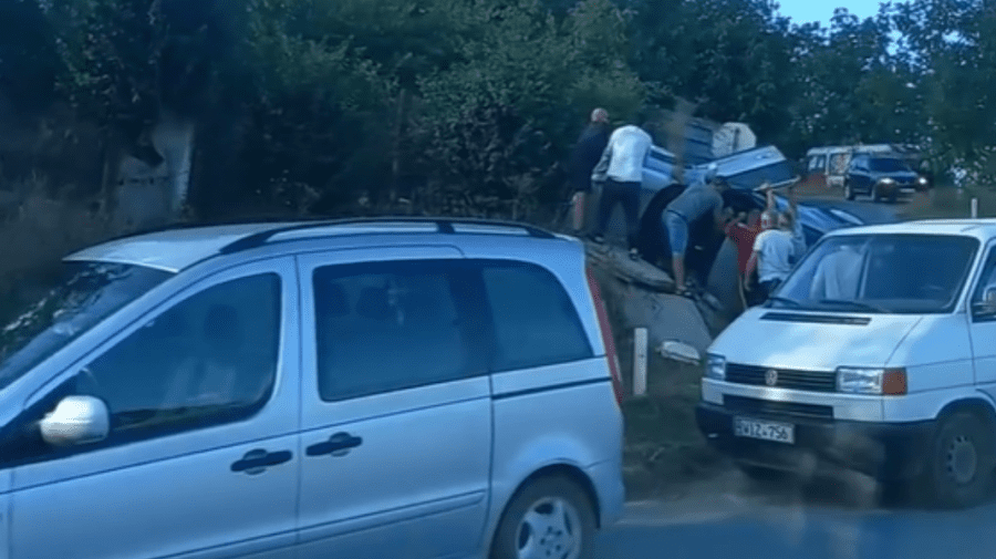 VIDEO Mașină răsturnată la Tohatin. Șoferi au staționat pentru a oferi ajutor! Se circulă dificil
