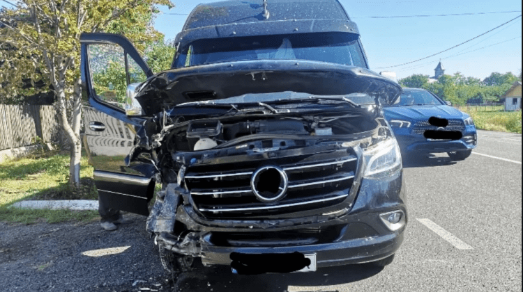 Accident pe „Drumul morții” din România: Microbuzul de pe ruta Chișinău-Bucureşti s-a ciocnit cu un automobil