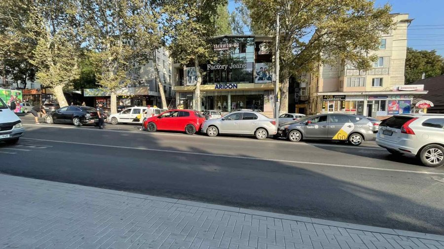 FOTO Patru mașini, printre care un taxi – avariate pe strada Ion Creangă. O pasageră a fost transportată la spital