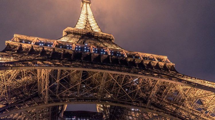 Doi turiști au petrecut noaptea pe Turnul Eiffel. Cum a fost posibil și ce riscă?