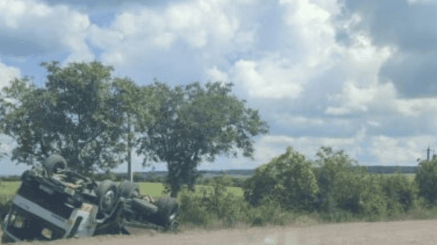 Un camion s-a răsturnat într-un șanț, pe traseul Otaci-Soroca