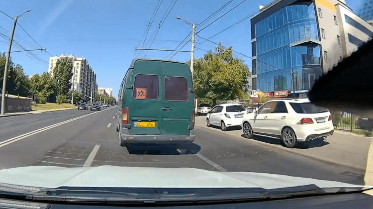 VIDEO cu momentul în care șoferul unui microbuz, care transporta copii, iese la o depășire periculoasă