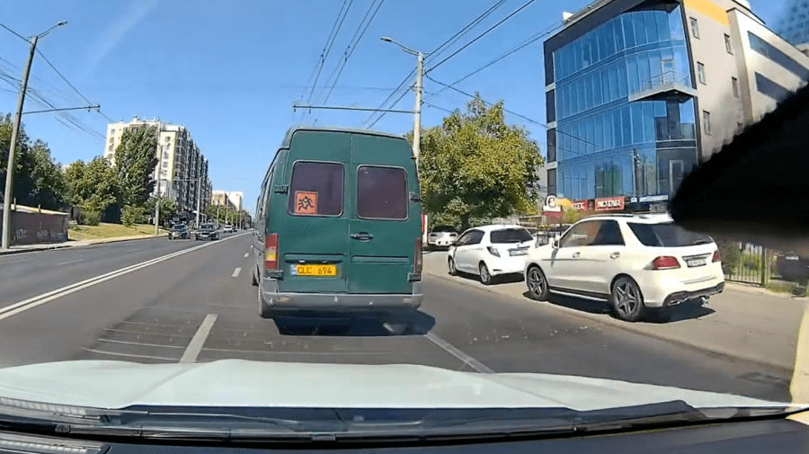 VIDEO cu momentul în care șoferul unui microbuz, care transporta copii, iese la o depășire periculoasă