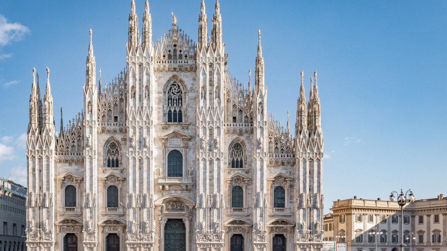 VIDEO Doi tineri au escaladat Duomo din Milano. S-ar fi ascuns în interior pentru a face trucul